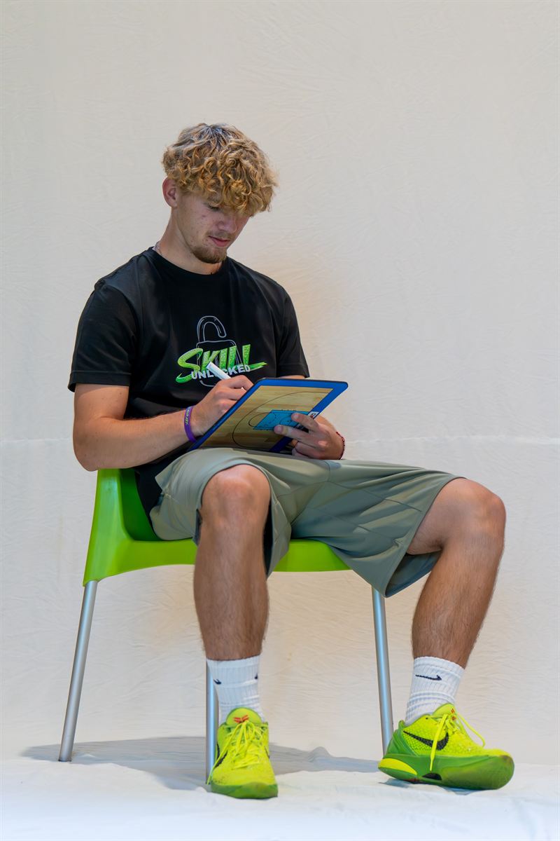 Ondřej Krejčík kreslí cvičení na taktickou tabulku